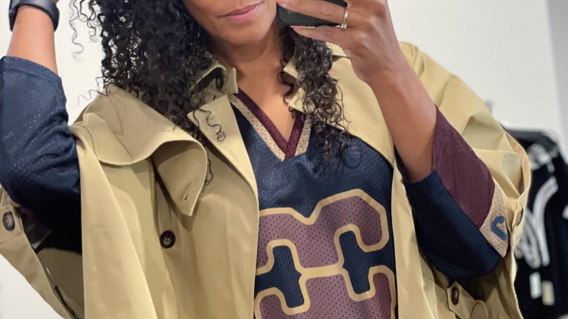 Francis cape jacket gecombineerd met baseball shirt Trey