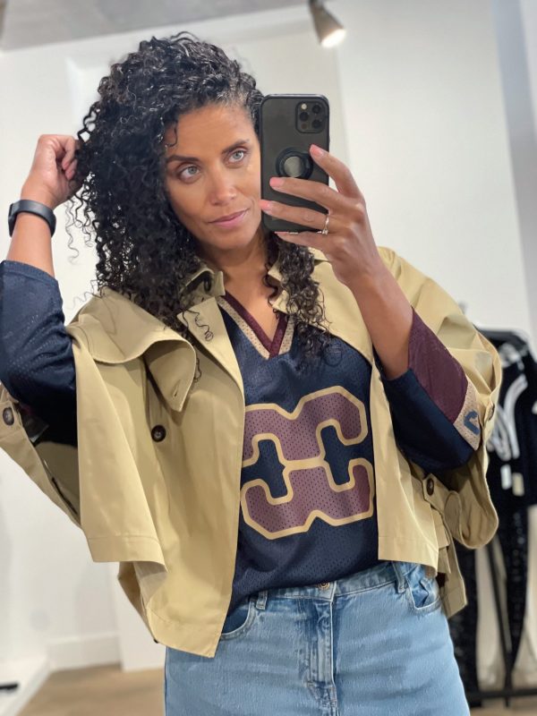 Francis cape jacket gecombineerd met baseball shirt Trey