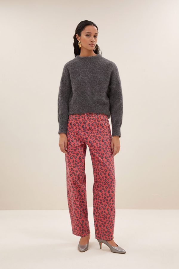 ByBar-Sonny-Natural-Pullover-Dark-Grey-Melee-25515017-835 Complete outfit van By Bar. Zowel de Cheetah pants grijs en de rode zijn mooi te combineren met de Sonny Natural Trui