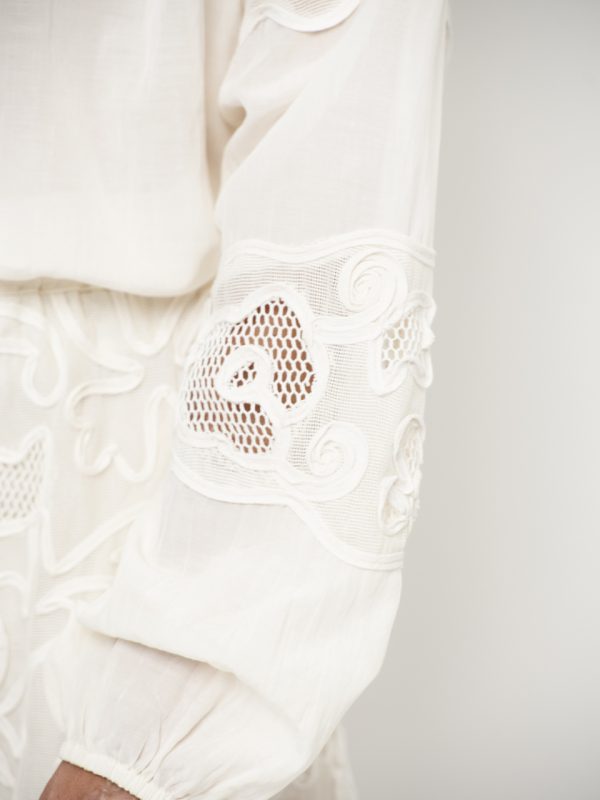 Dante6 Ulala embroidered blouse met gedetailleerd borduurwerk en een elegante pasvorm voor een vrouwelijke, verfijnde look