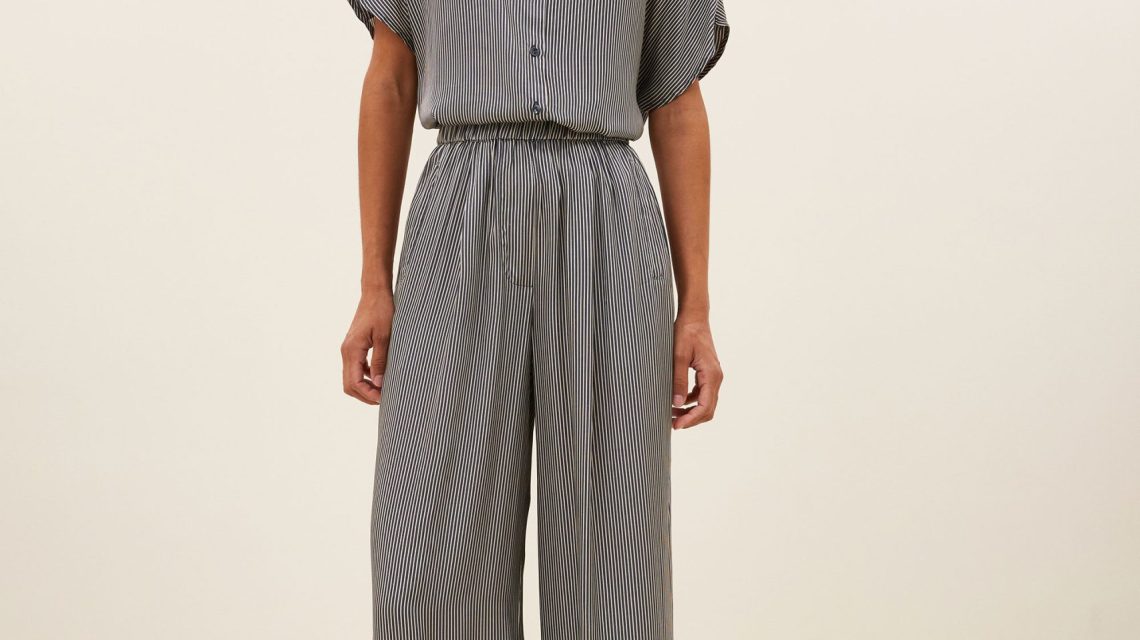 Benji silky stripe pants van BY-BAR met glanzende stof en streeppatroon, elegante dames broek met comfortabele pasvorm.