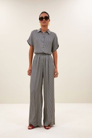 Benji silky stripe pants van BY-BAR met glanzende stof en streeppatroon, elegante dames broek met comfortabele pasvorm.