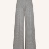 Benji silky stripe pants van BY-BAR met glanzende stof en streeppatroon, elegante dames broek met comfortabele pasvorm.