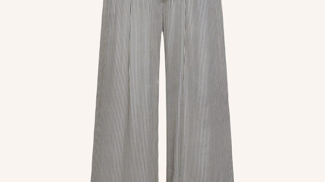 Benji silky stripe pants van BY-BAR met glanzende stof en streeppatroon, elegante dames broek met comfortabele pasvorm.