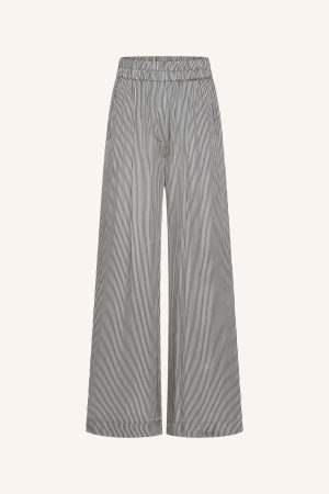 Benji silky stripe pants van BY-BAR met glanzende stof en streeppatroon, elegante dames broek met comfortabele pasvorm.