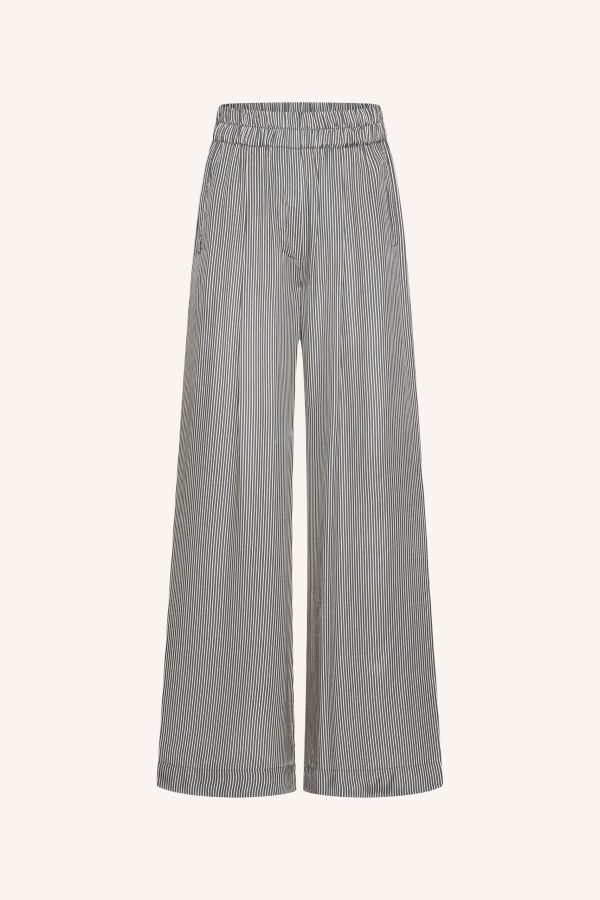 Benji silky stripe pants van BY-BAR met glanzende stof en streeppatroon, elegante dames broek met comfortabele pasvorm.