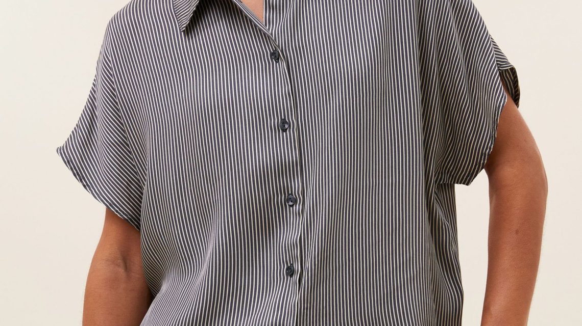 Barley silky stripe blouse van BY-BAR met glanzende stof en streeppatroon, elegante dames blouse met luchtige pasvorm.