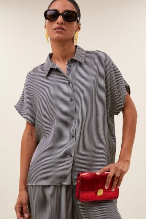 Barley silky stripe blouse van BY-BAR met glanzende stof en streeppatroon, elegante dames blouse met luchtige pasvorm.