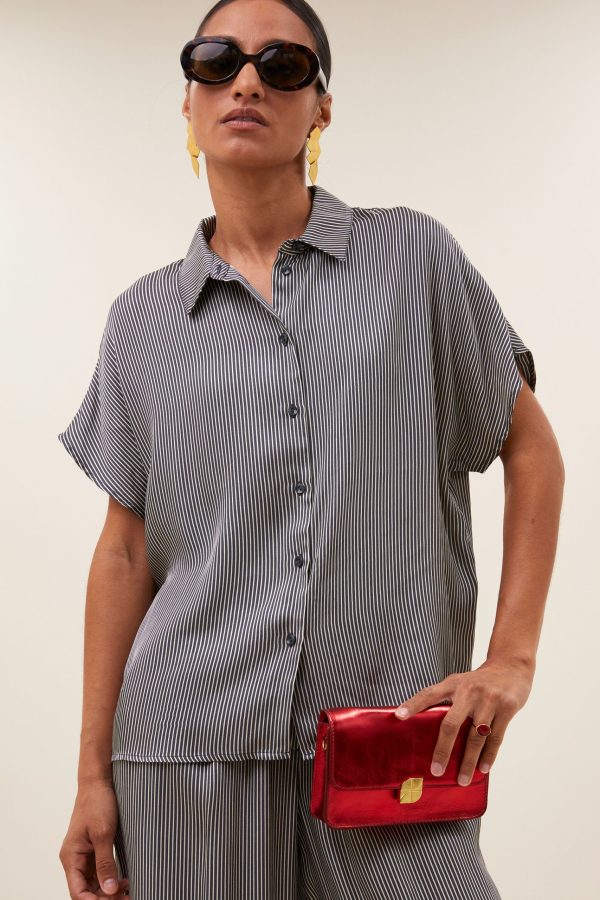 Barley silky stripe blouse van BY-BAR met glanzende stof en streeppatroon, elegante dames blouse met luchtige pasvorm.