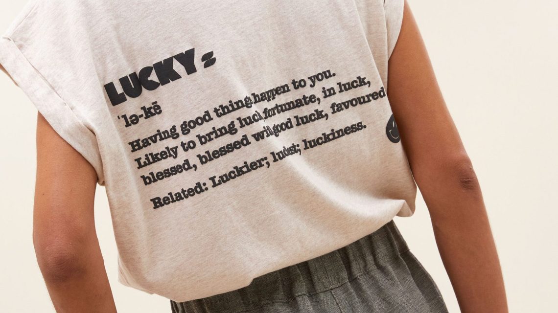 Tobi dictionary top van BY-BAR met print en relaxte pasvorm, casual dames top met moderne uitstraling.