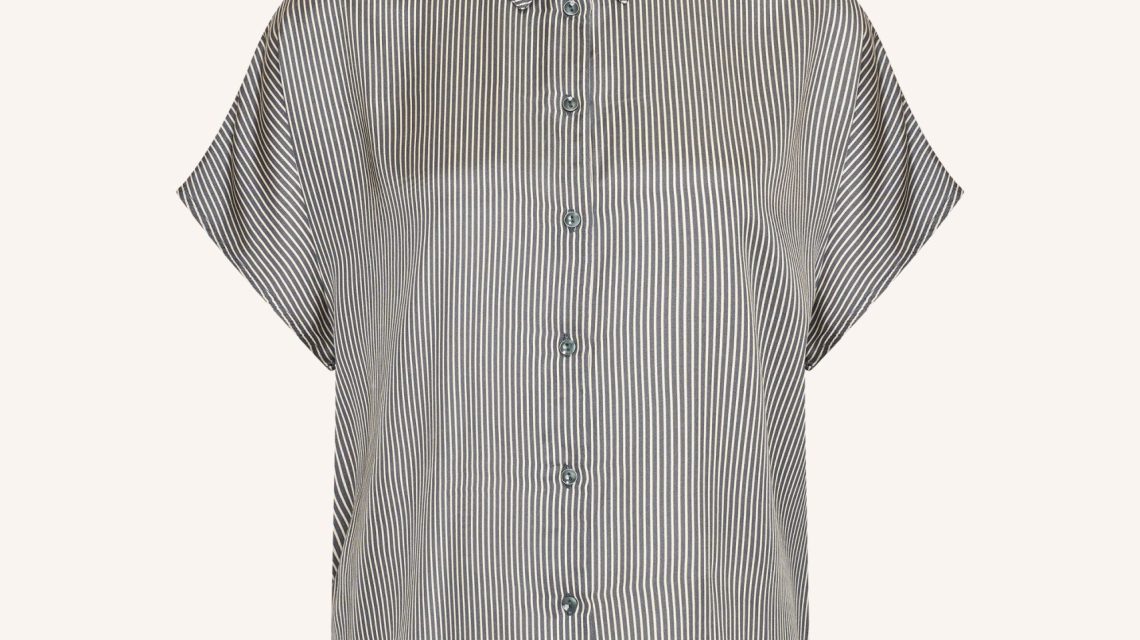 Barley silky stripe blouse van BY-BAR met glanzende stof en streeppatroon, elegante dames blouse met luchtige pasvorm.
