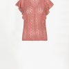 Dante6 Viev lace volant top in coral blush met fijn kant en speelse volant details voor een elegante, vrouwelijke uitstraling.