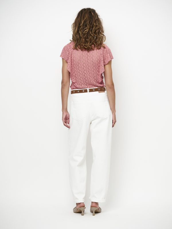 Dante6 Viev lace volant top in coral blush met fijn kant en speelse volant details voor een elegante, vrouwelijke uitstraling.