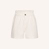 Witte León twill short van BY-BAR met nette afwerking en comfortabele pasvorm, zomerse dames short in stevige twill stof.
