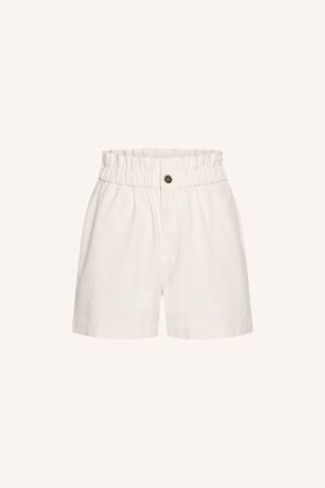 Witte León twill short van BY-BAR met nette afwerking en comfortabele pasvorm, zomerse dames short in stevige twill stof.