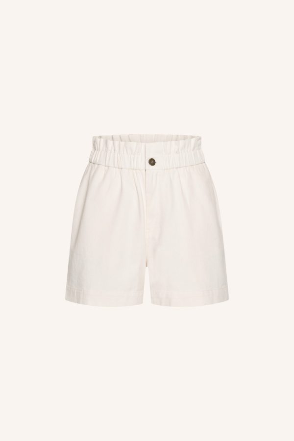Witte León twill short van BY-BAR met nette afwerking en comfortabele pasvorm, zomerse dames short in stevige twill stof.