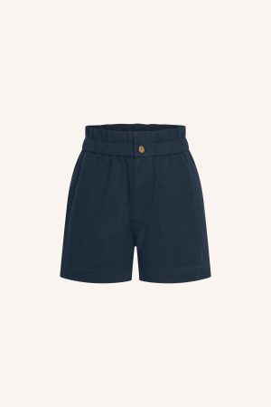 By Bar Leon twill short in donkerblauw met comfortabele pasvorm en tijdloze uitstraling voor een casual en verzorgde look