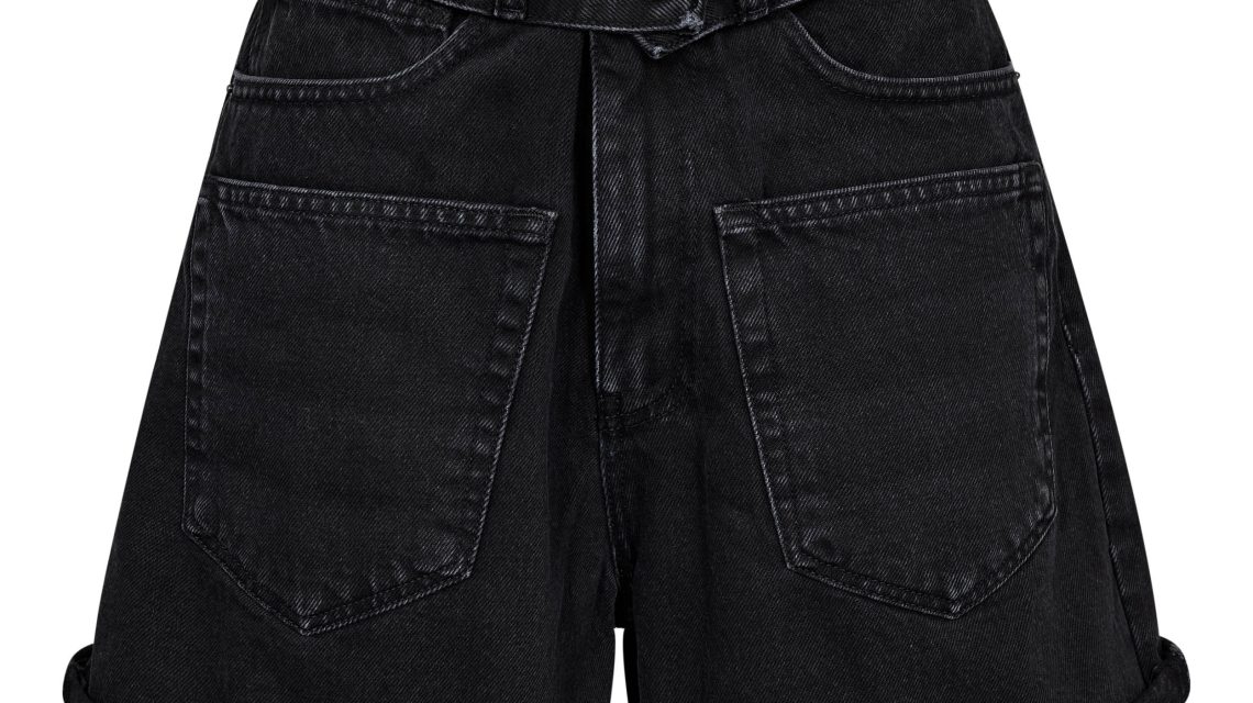Zwarte Flip Waist Shorts van Haute L'Amitié met omgeslagen tailleband en moderne fit, stijlvolle dames short met edgy uitstraling.