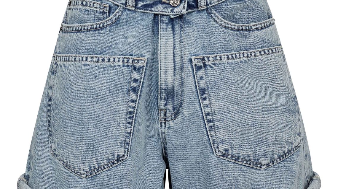 Bleached Denim Flip Waist Shorts van Haute L'Amitié met omgeslagen tailleband en moderne fit, stijlvolle dames short met edgy uitstraling.