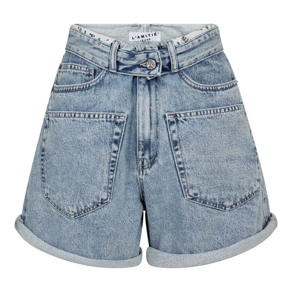 Bleached Denim Flip Waist Shorts van Haute L'Amitié met omgeslagen tailleband en moderne fit, stijlvolle dames short met edgy uitstraling.