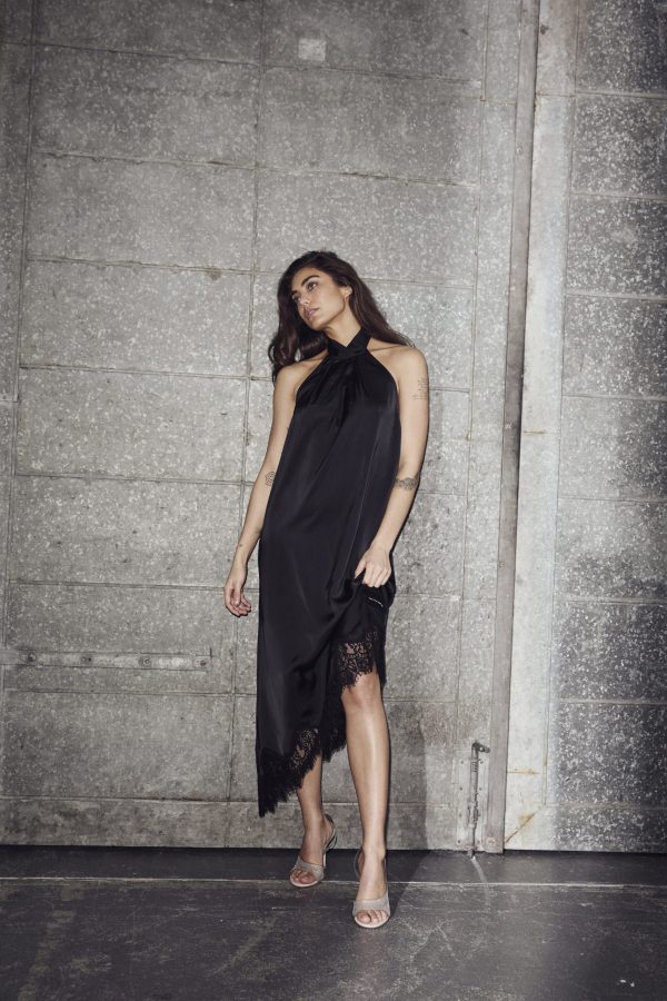 Naomi asym halter dress van Haute L'Amitié met asymmetrische snit en halterhals, elegante dames jurk met moderne pasvorm.