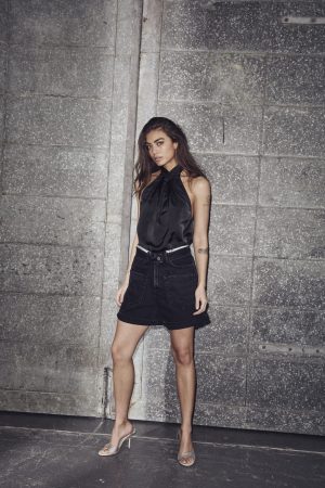 Naomi asym halter top van Haute L'Amitié met asymmetrische snit en halterhals, elegante en moderne dames top.