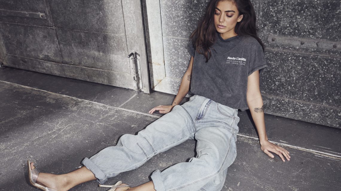 Noma Acid Balloon Tee van Haute L'Amitié met oversized pasvorm en acid wash effect, casual en edgy dames T-shirt.