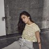 Lichtgele Limone crop top van Haute L'Amitié met cropped lengte en aansluitende pasvorm, zomerse dames top met frisse uitstraling.