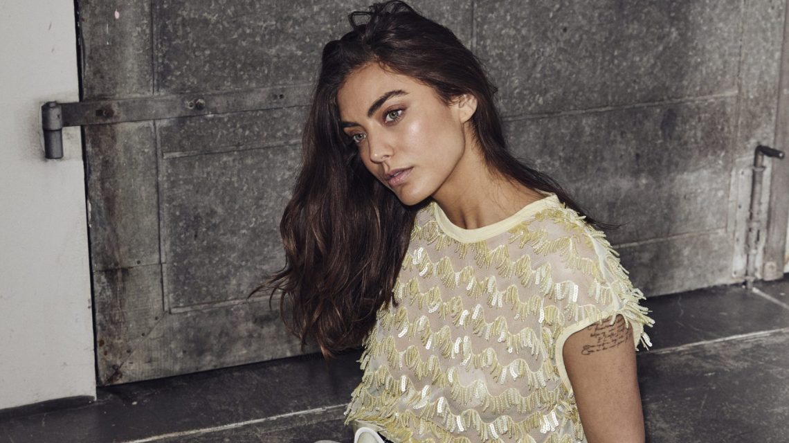 Lichtgele Limone crop top van Haute L'Amitié met cropped lengte en aansluitende pasvorm, zomerse dames top met frisse uitstraling.