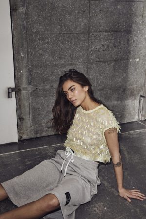 Lichtgele Limone crop top van Haute L'Amitié met cropped lengte en aansluitende pasvorm, zomerse dames top met frisse uitstraling.