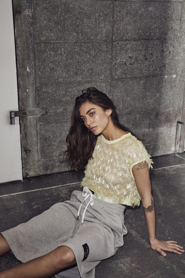 Lichtgele Limone crop top van Haute L'Amitié met cropped lengte en aansluitende pasvorm, zomerse dames top met frisse uitstraling.