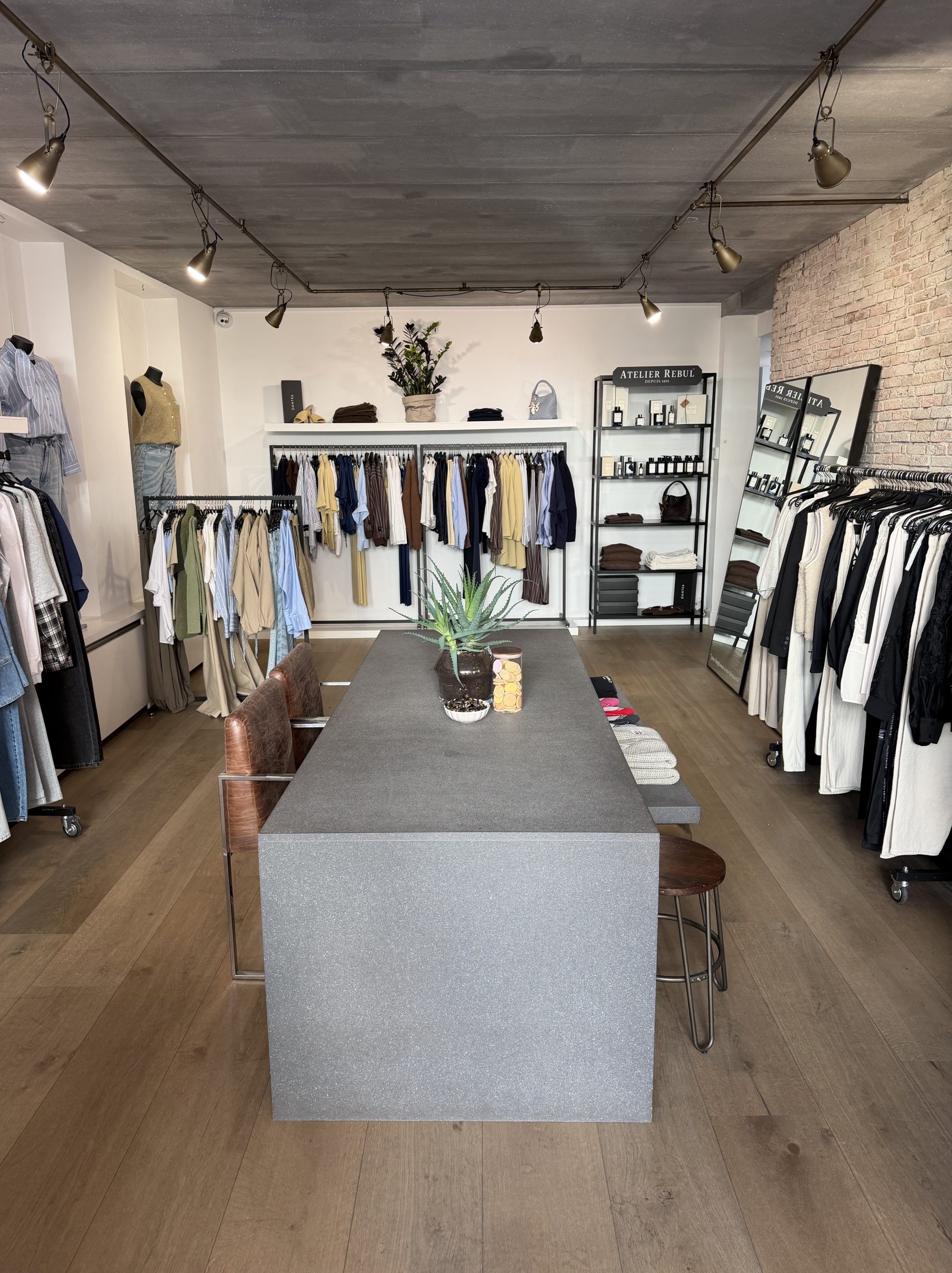 ALT ID Store met centrale tafel als hart van de boutique
