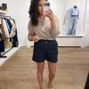 By Bar Leon twill short in donkerblauw met comfortabele pasvorm en tijdloze uitstraling voor een casual en verzorgde look