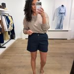By Bar Leon twill short in donkerblauw met comfortabele pasvorm en tijdloze uitstraling voor een casual en verzorgde look