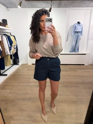 By Bar Leon twill short in donkerblauw met comfortabele pasvorm en tijdloze uitstraling voor een casual en verzorgde look