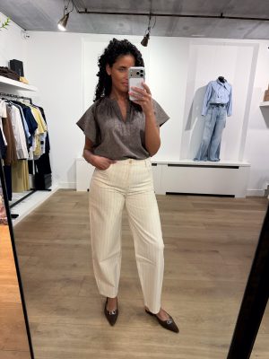 Ontdek de lew silver stripe pants, een jeans met een casual chic uitstraling. Dankzij de normale pasvorm en taille biedt deze broek comfort voor elke dag.