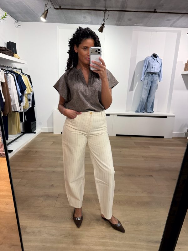 Ontdek de lew silver stripe pants, een jeans met een casual chic uitstraling. Dankzij de normale pasvorm en taille biedt deze broek comfort voor elke dag.