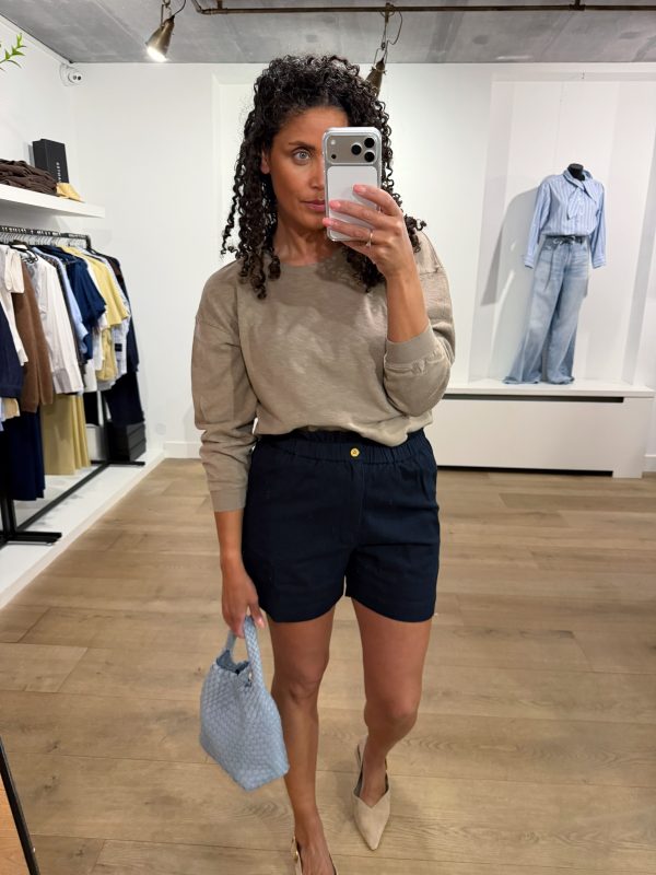 By Bar Leon twill short in donkerblauw met comfortabele pasvorm en tijdloze uitstraling voor een casual en verzorgde look