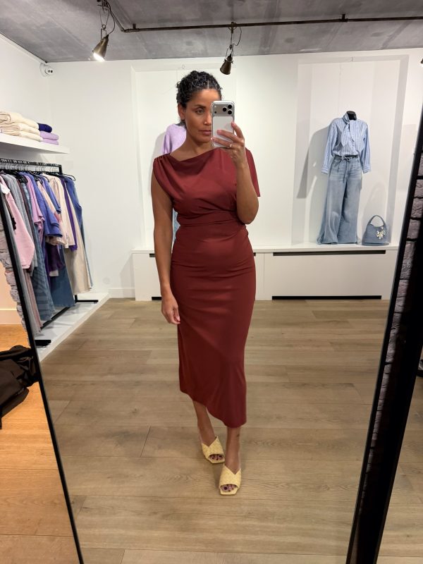 Dante6-Aliki-Maxi-dress-261480-7465-3 Dante6 Aliki Asymmetrical Maxi Dress, lange vrouwelijke jurk met asymmetrische snit en elegante, moderne pasvorm.