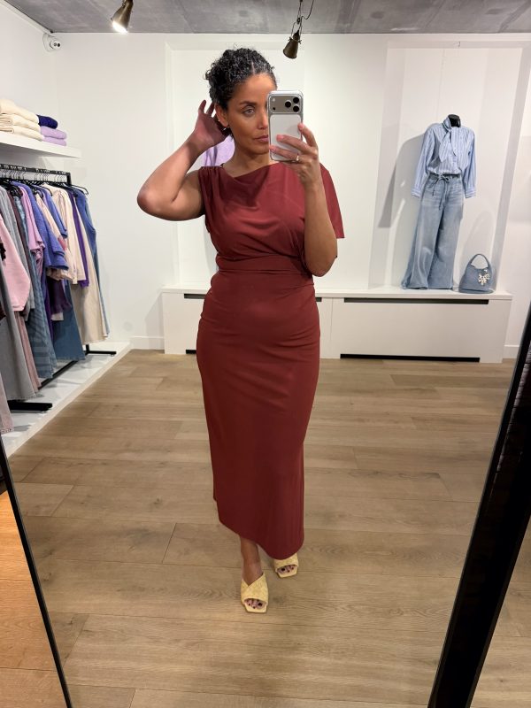 Dante6-Aliki-Maxi-dress-261480-7465-2 Dante6 Aliki Asymmetrical Maxi Dress, lange vrouwelijke jurk met asymmetrische snit en elegante, moderne pasvorm.