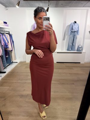 Dante6 Aliki Asymmetrical Maxi Dress, lange vrouwelijke jurk met asymmetrische snit en elegante, moderne pasvorm.