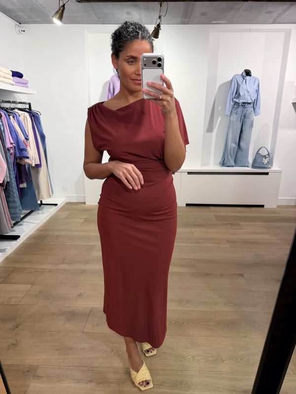 Dante6-Aliki-Maxi-dress-261480-7465-1 Dante6 Aliki Asymmetrical Maxi Dress, lange vrouwelijke jurk met asymmetrische snit en elegante, moderne pasvorm.