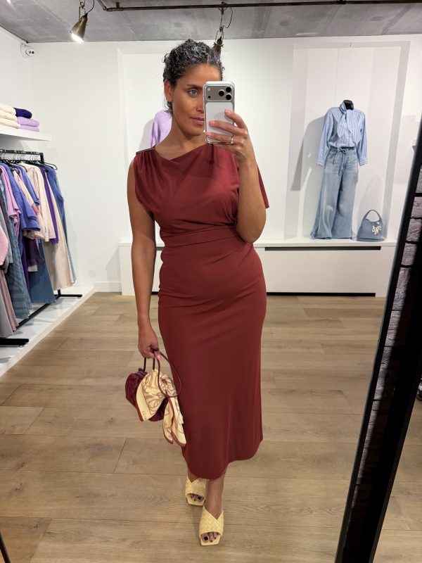 Dante6-Aliki-Maxi-dress-261480-7465 Dante6 Aliki Asymmetrical Maxi Dress, lange vrouwelijke jurk met asymmetrische snit en elegante, moderne pasvorm.