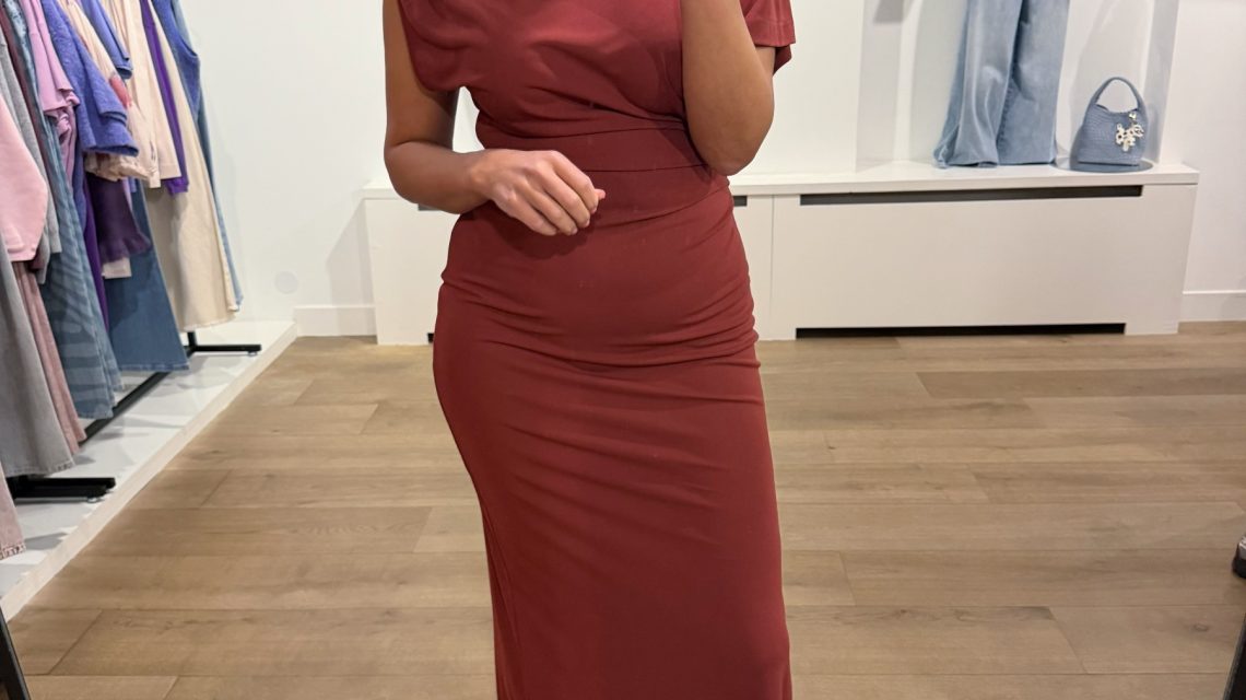Dante6 Aliki Asymmetrical Maxi Dress, lange vrouwelijke jurk met asymmetrische snit en elegante, moderne pasvorm.