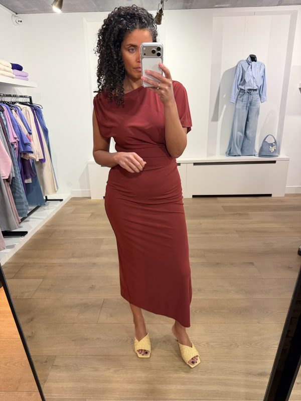 Dante6-Aliki-Maxi-dress-261480-7465- Dante6 Aliki Asymmetrical Maxi Dress, lange vrouwelijke jurk met asymmetrische snit en elegante, moderne pasvorm.