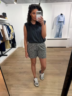 By Bar Nilou top met verfijnde pasvorm en lichte stof voor een elegante en minimalistische uitstraling