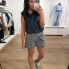 June grey cheetah short met animal print en comfortabele pasvorm voor een trendy en speelse uitstraling