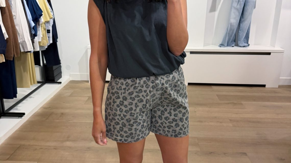 June grey cheetah short met animal print en comfortabele pasvorm voor een trendy en speelse uitstraling