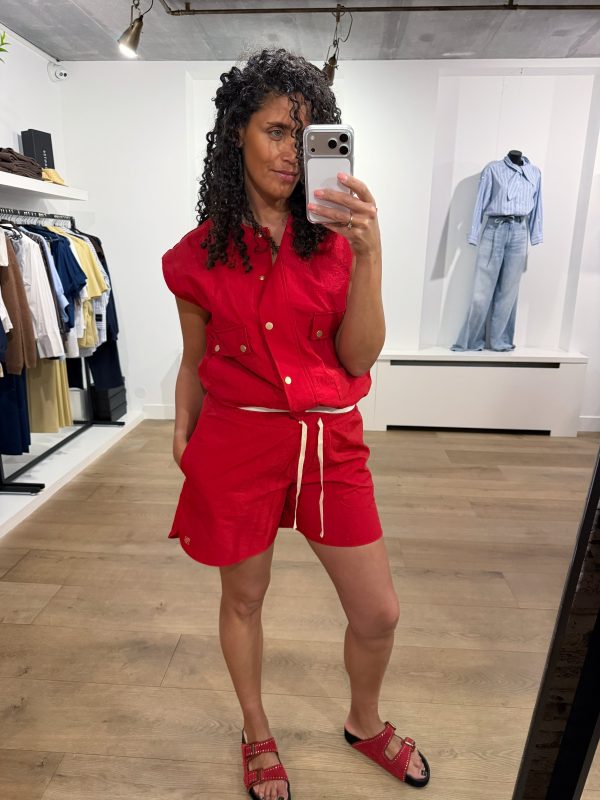 Lio short van BY-BAR met een relaxed fit en elastische tailleband, gedragen als zomerse dames short met een casual en stijlvolle uitstraling.