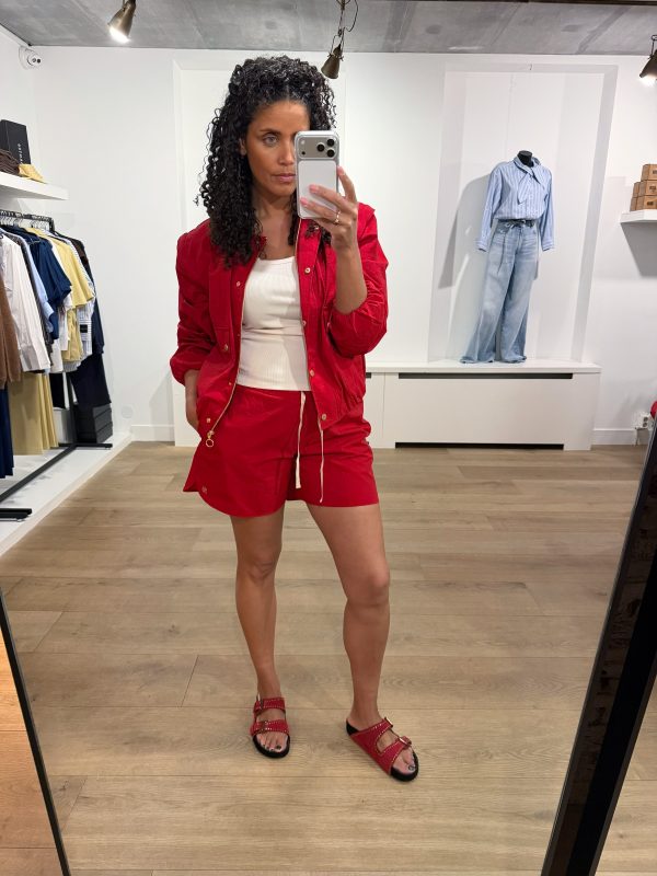 Lio short van BY-BAR met een relaxed fit en elastische tailleband, gedragen als zomerse dames short met een casual en stijlvolle uitstraling.